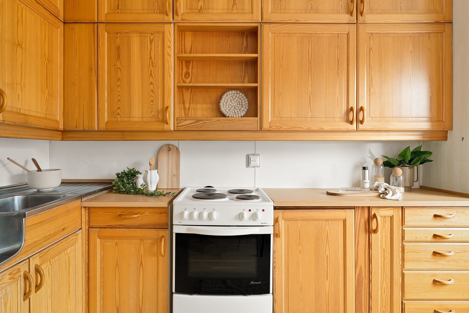 Det er tilrettelagt for frittstående komfyr og kjøleskap i innredningen. Galleribilde