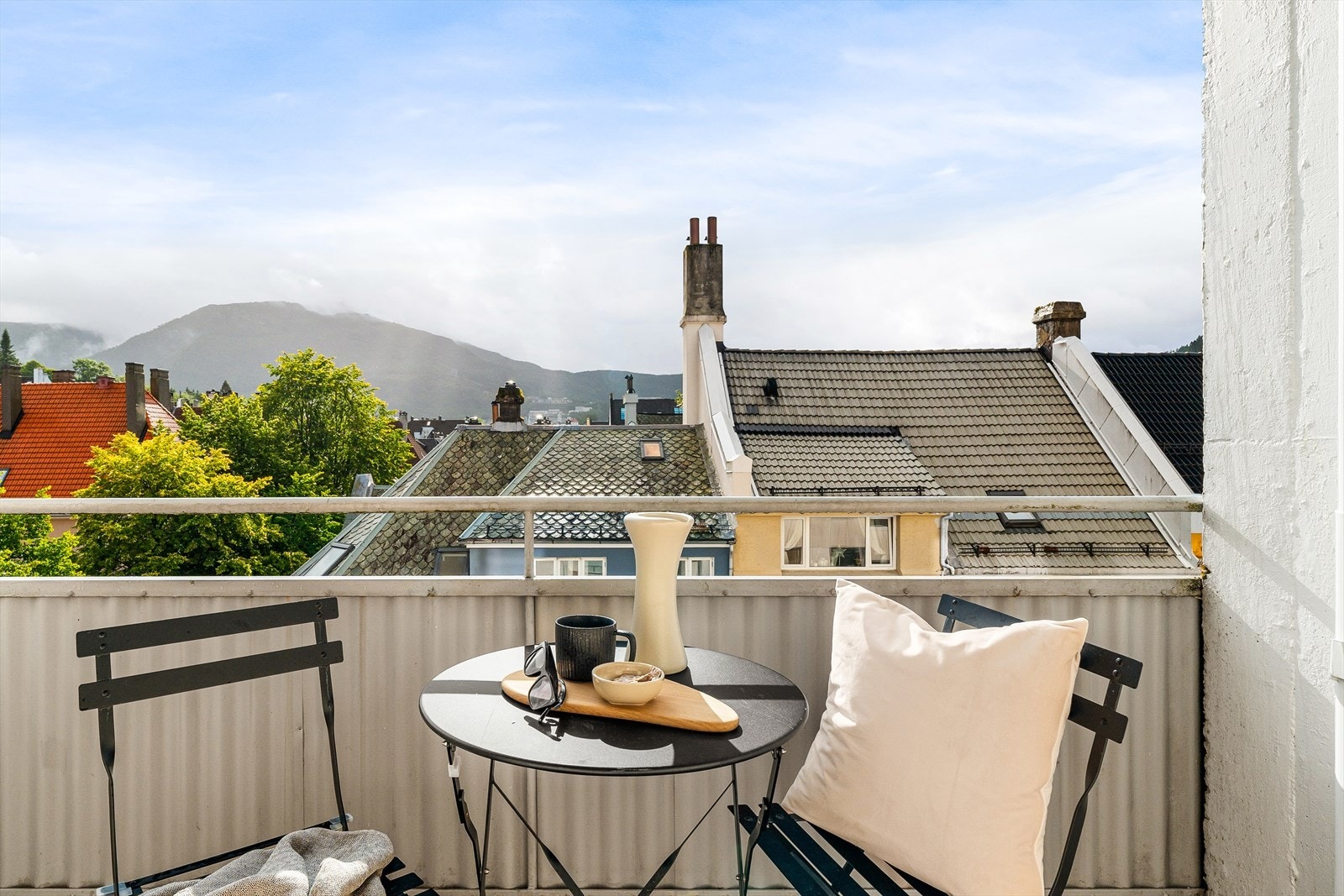 Leilighetens balkong er 5 kvm, med fin utsikt mot nærområdet og fjellene rundt. Galleribilde