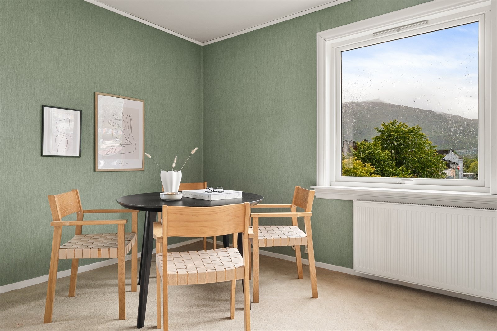 I stuen er det god plass til sofagruppe og spisebord. Galleribilde