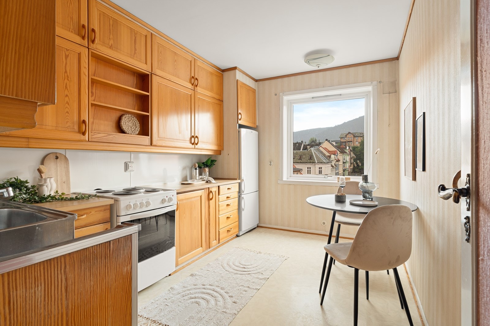 Romslig kjøkken ligger adskilt fra stue. Her er det rikelig med skap- og benkeplass! Galleribilde