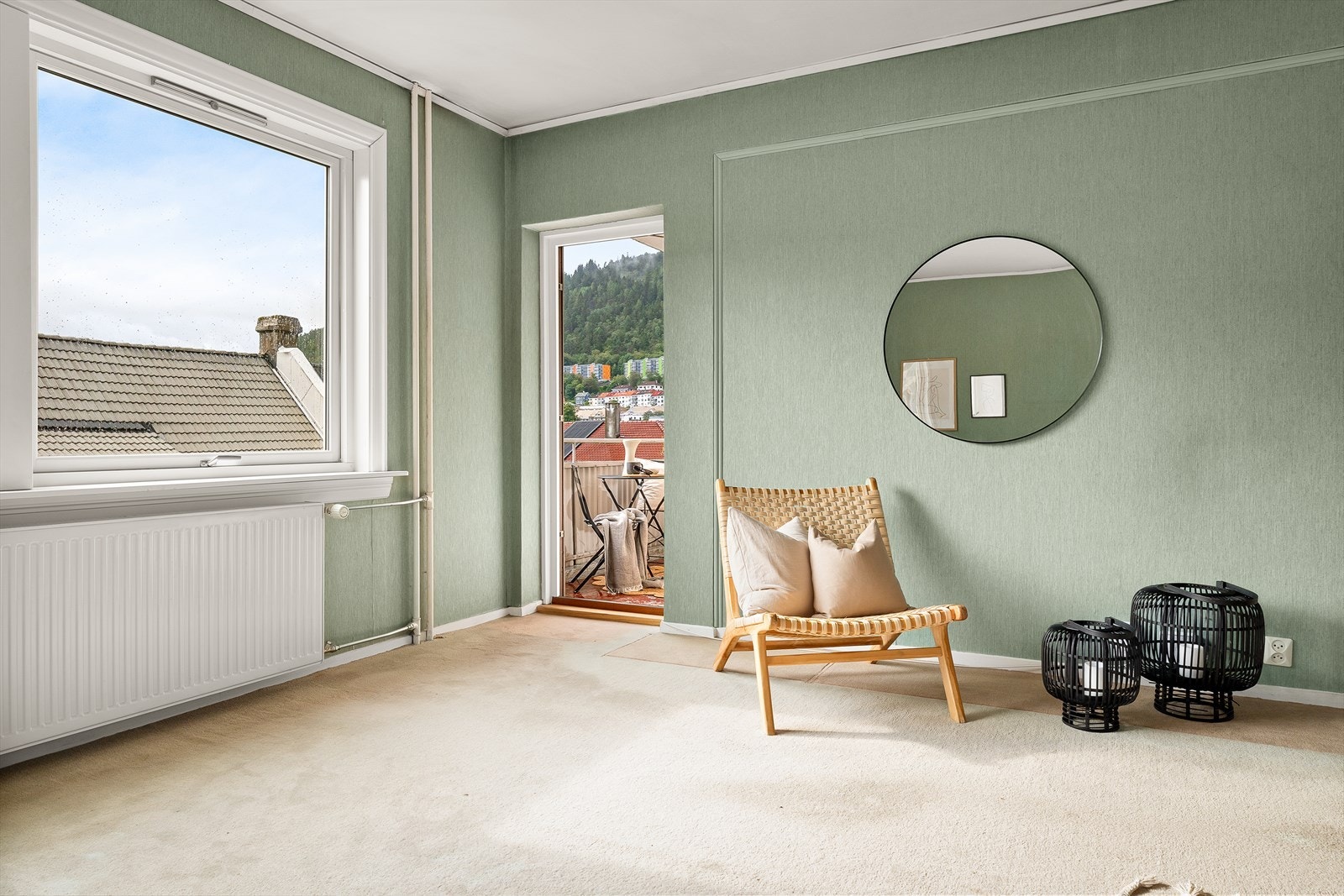 Det er sentralvarme i bygget, og radiator er plassert under vindu i stue. Galleribilde