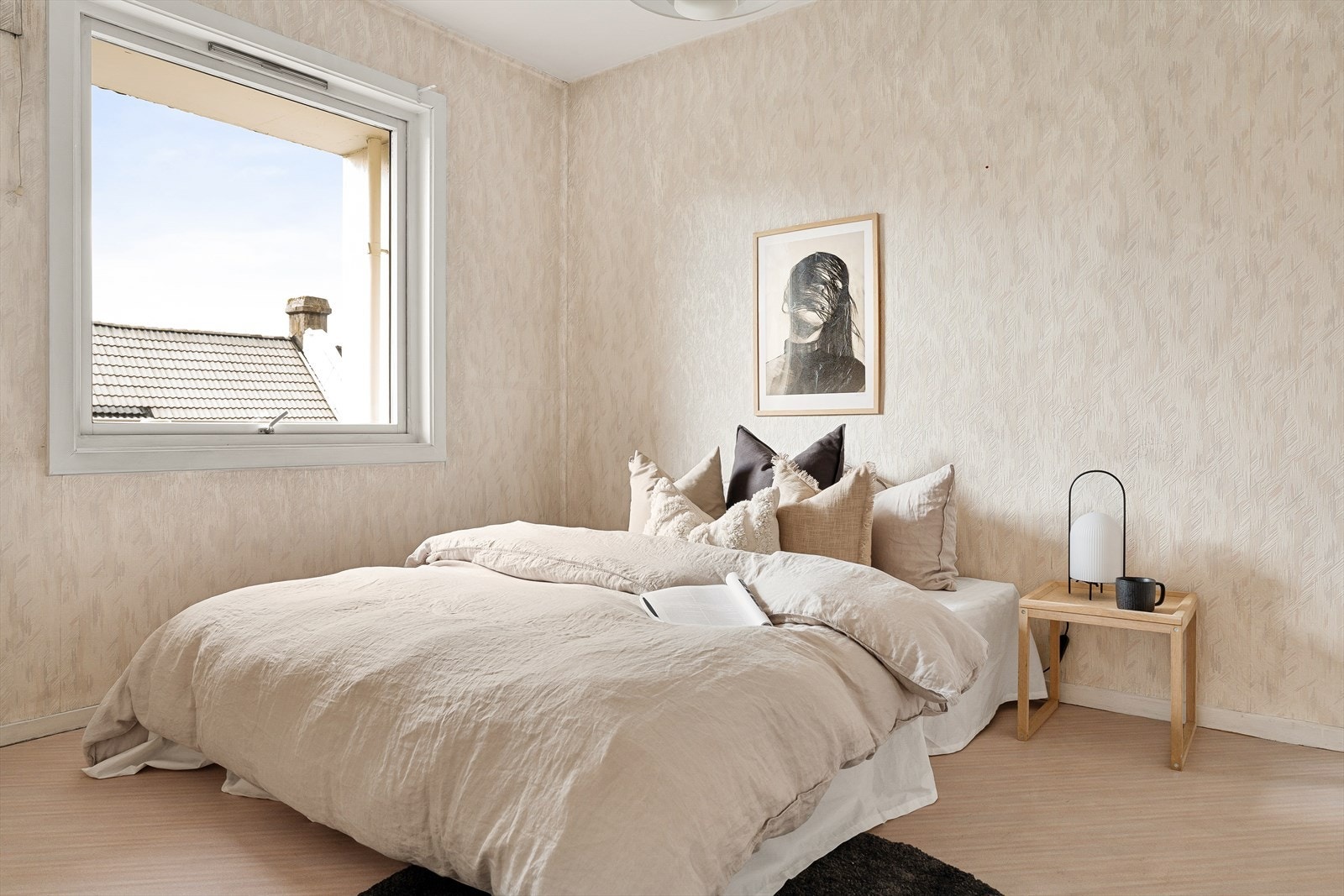 Hovdsoverom er 13 kvm, med god plass til dobbeltseng, nattbord og skrivebord. Galleribilde