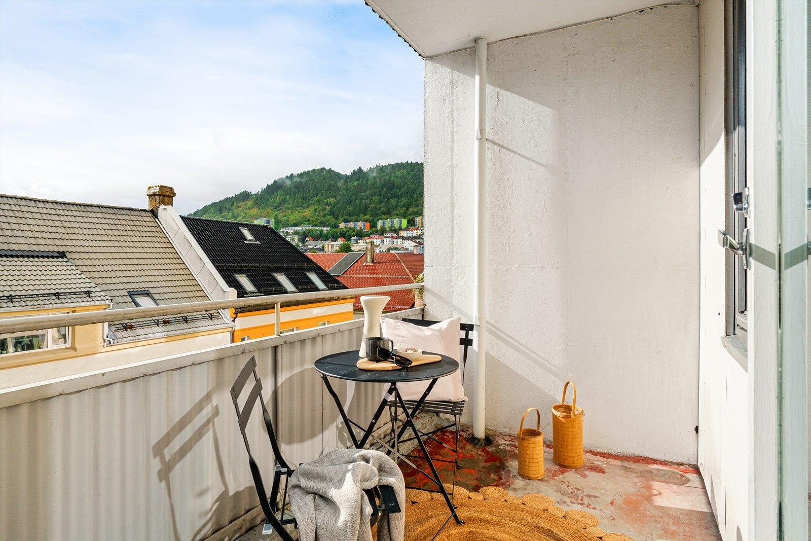 Balkongen er overbygget, med plass til solstoler og bord. Galleribilde