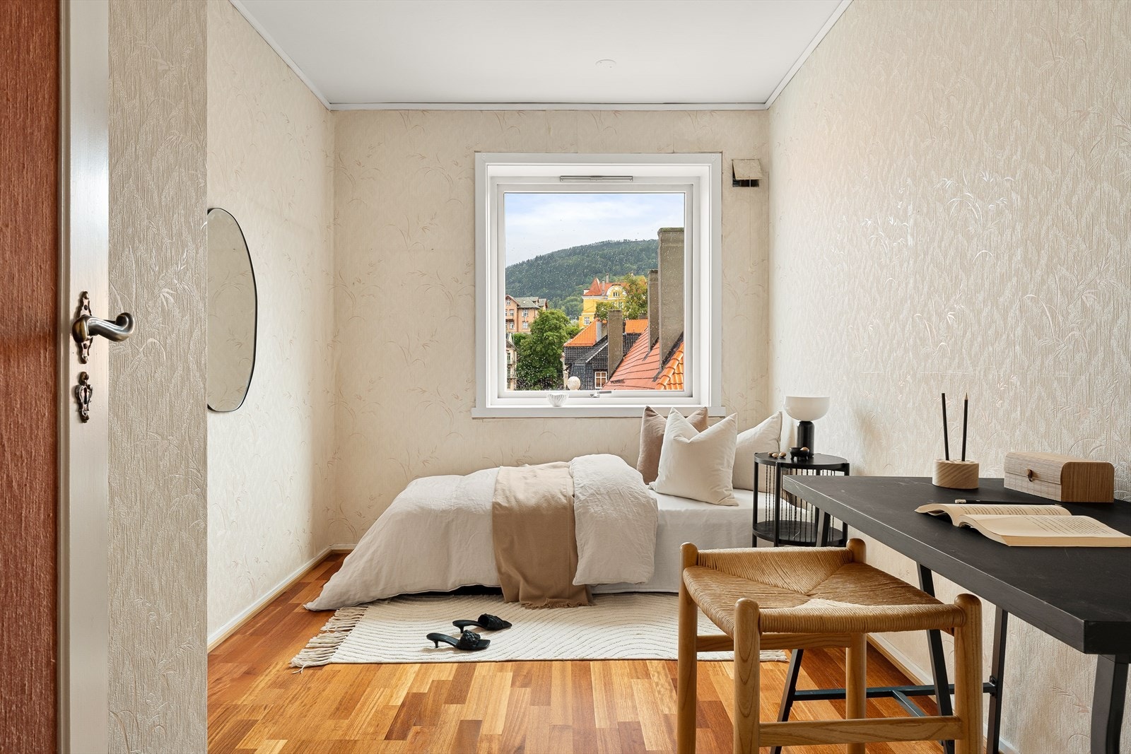 Soverom nr 2 er 8,9 kvm, og har også god plass til seng og skrivebord. Galleribilde