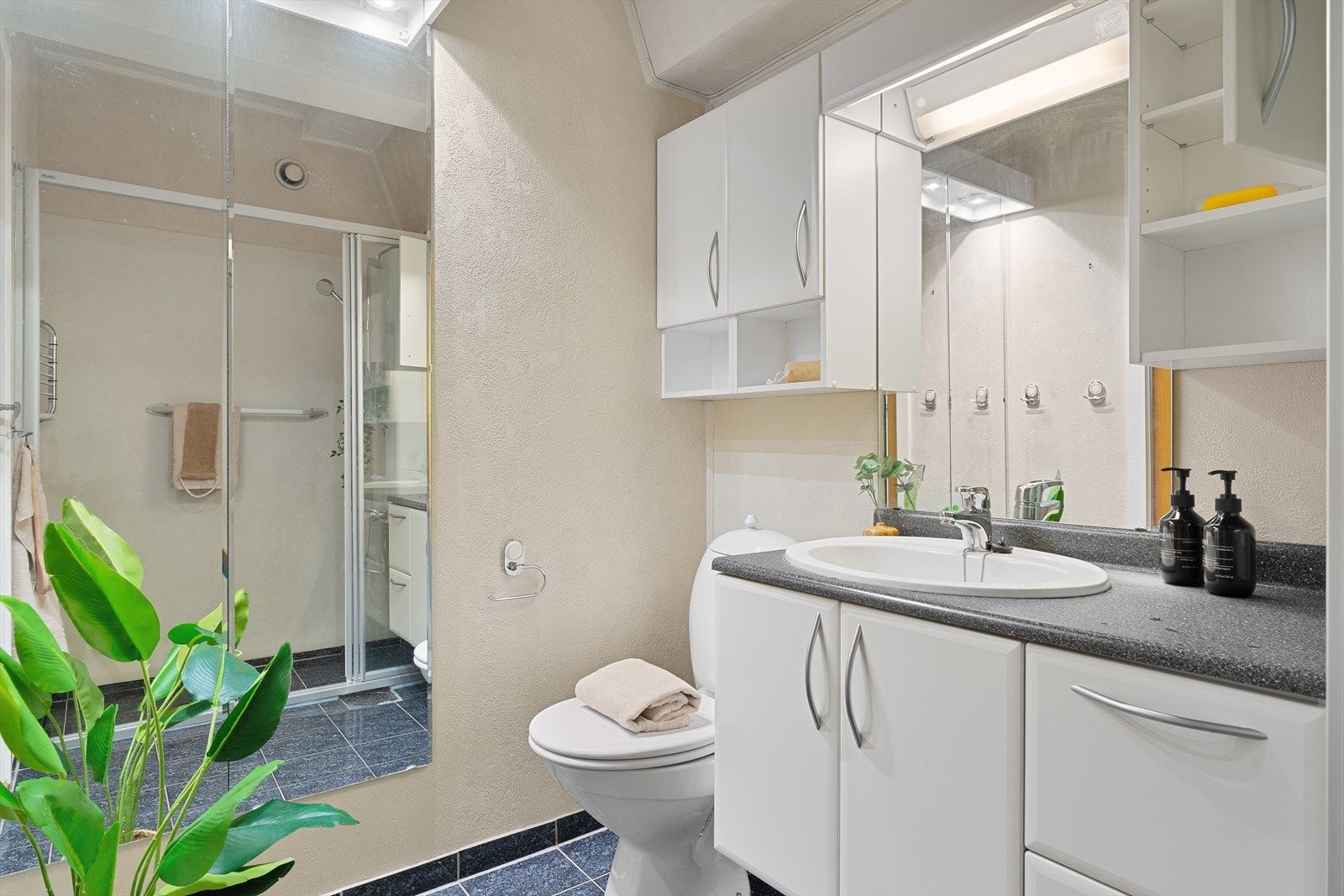 Bad med fliser i gulv. Det gjøres oppmerksom på at badet har mottatt TG3 i takstrapport. Oppgraderinger må påregnes. Galleribilde