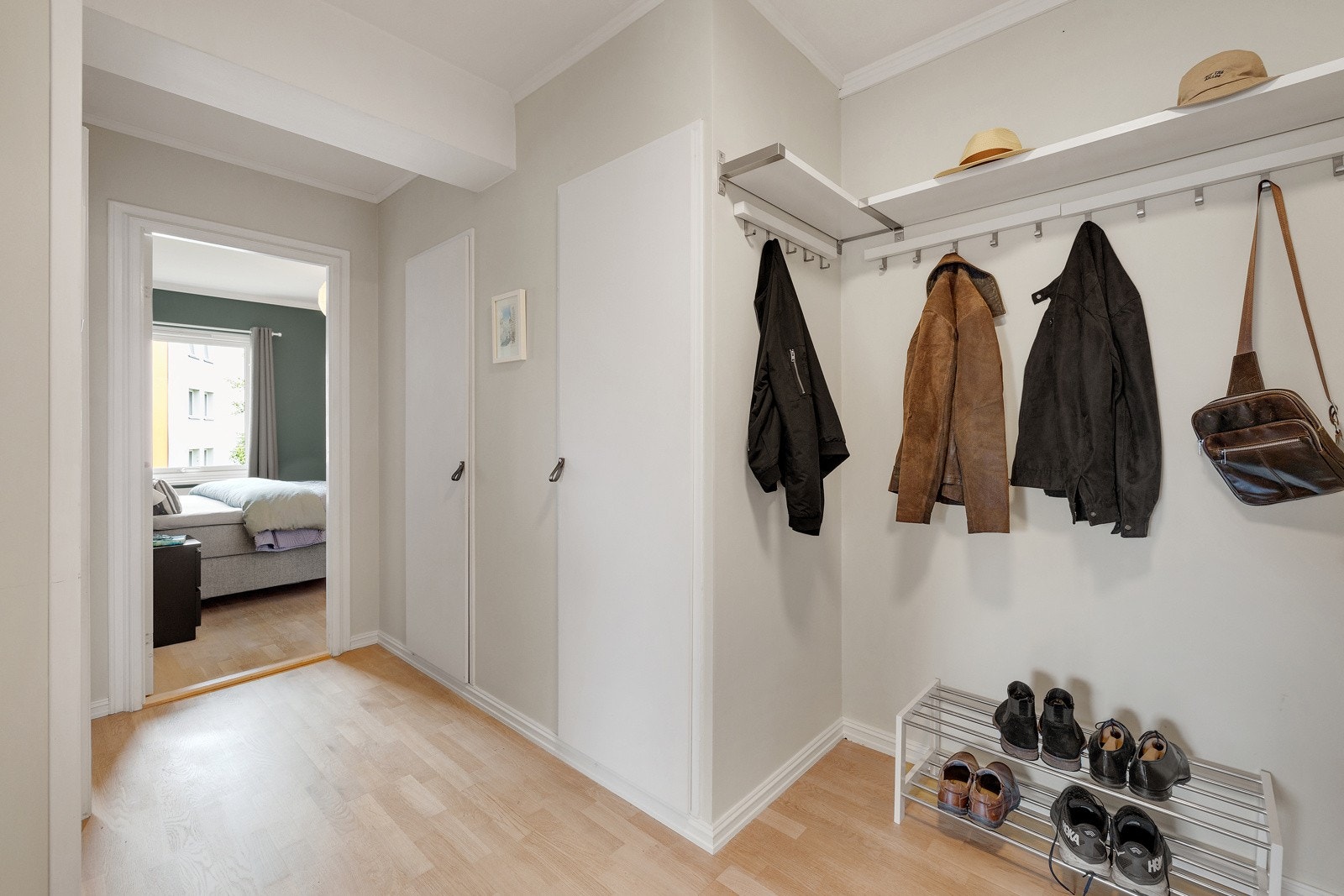 Gangen leder deg videre inn til soverommene og stue/kjøkken. Galleribilde