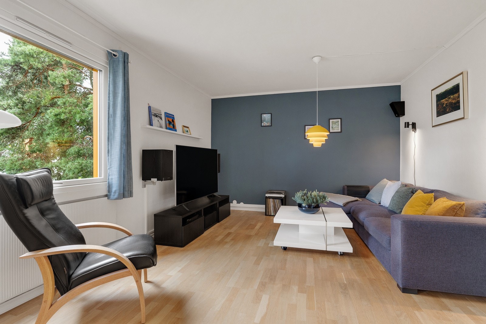 Stue/kjøkken er kledd i lyse farger og det slippes inn rikelig med naturlig lys fra vindusflatene. Galleribilde