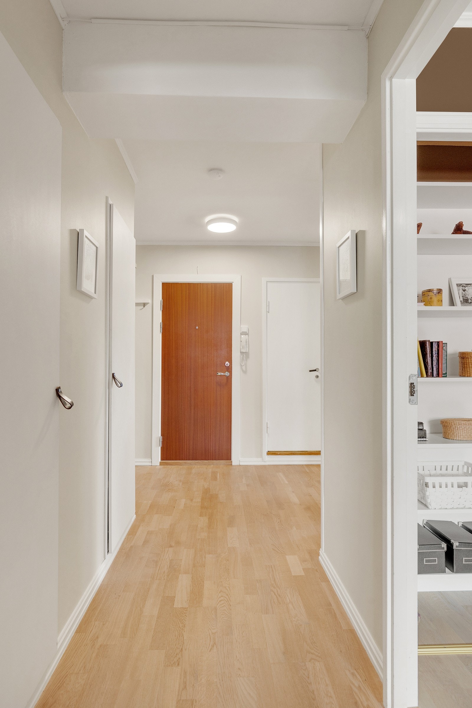 Det er en romslig gang som har gode muligheter for garderobeløsning etter eget ønske og behov. Galleribilde