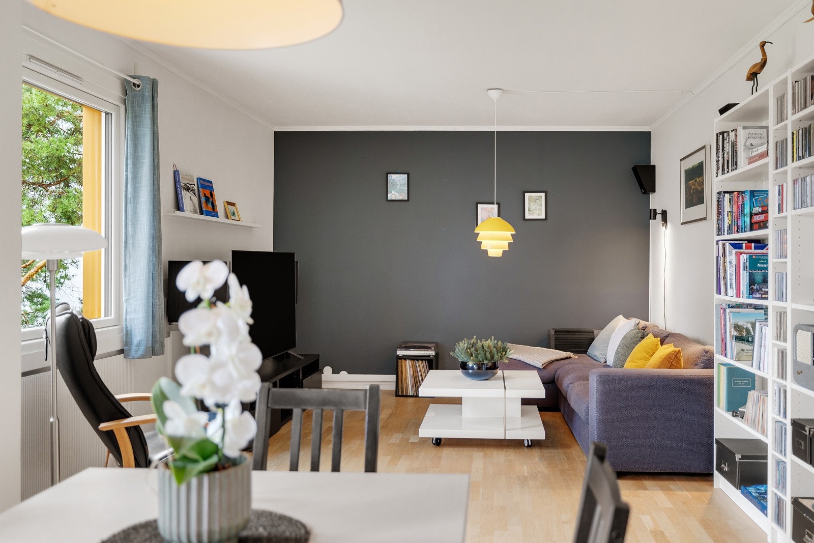 Stuen er lys og romslig, med god plass til sofagruppe og medievegg. Galleribilde