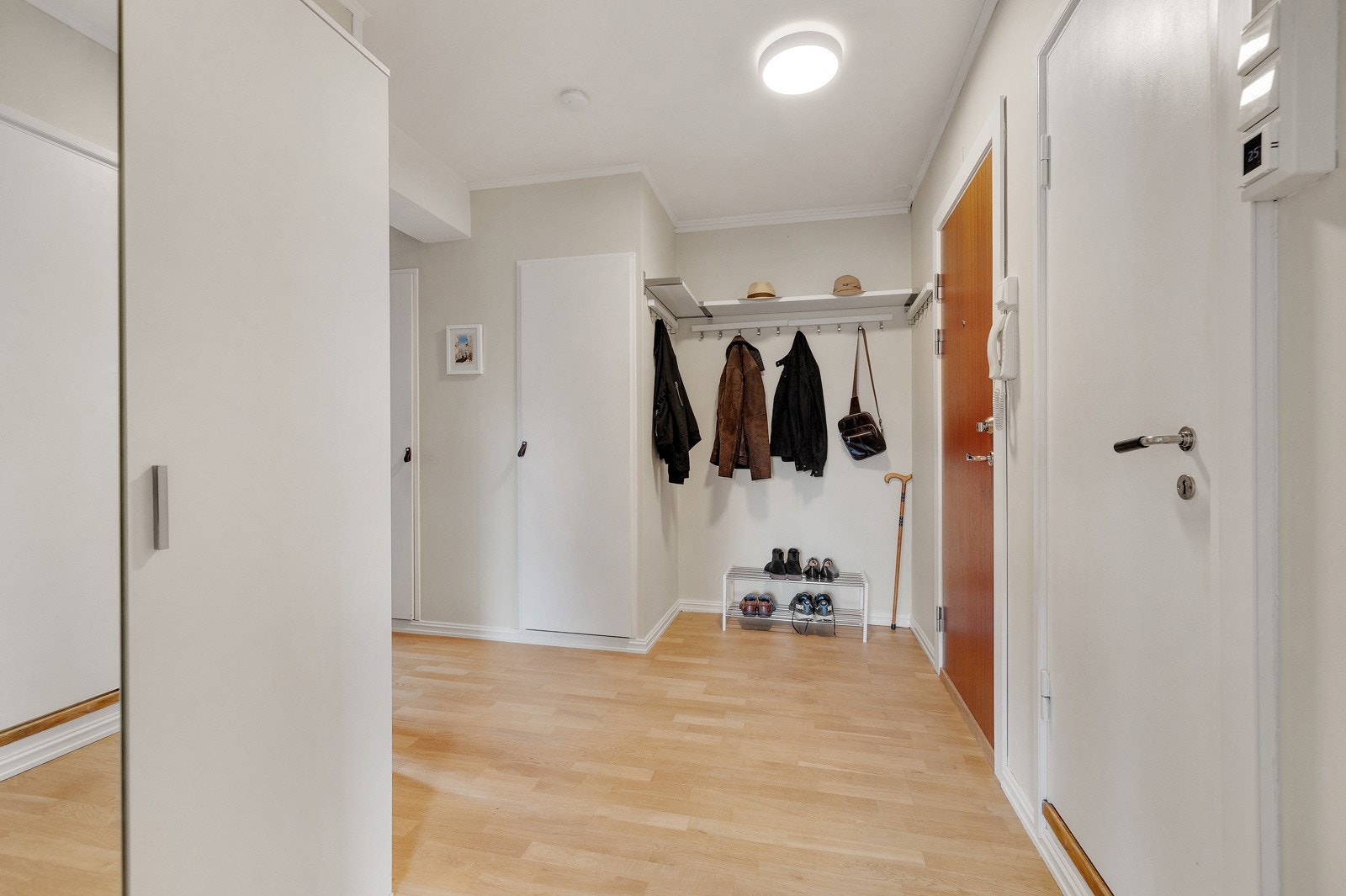 Gangen er et hyggelig første møte med leiligheten. Galleribilde