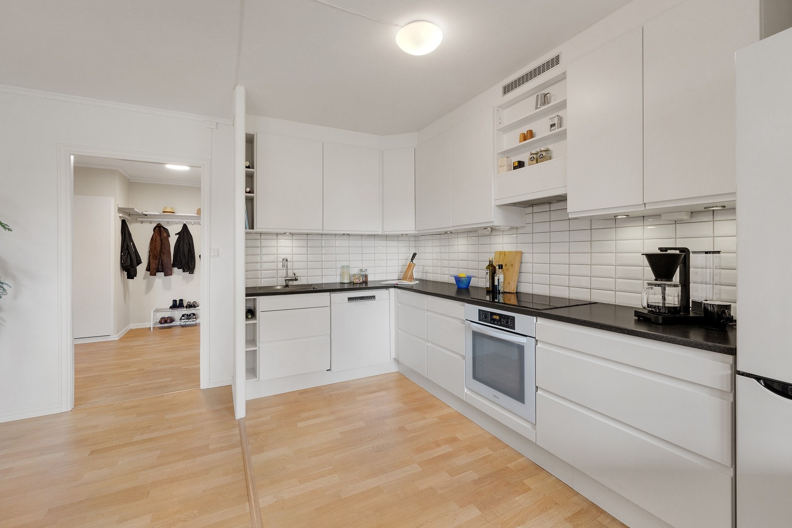 Det er god skap - og benkeplass på kjøkkenet. Galleribilde