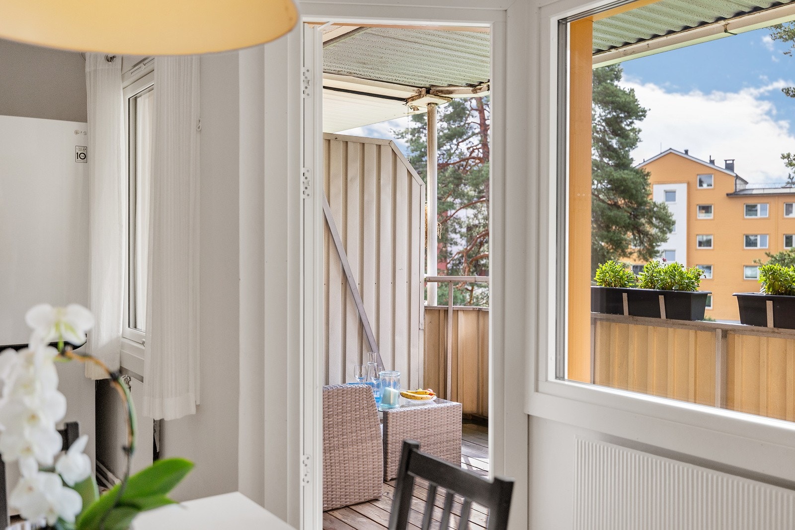 Det er utgang fra stue/kjøkken til balkongen. Galleribilde