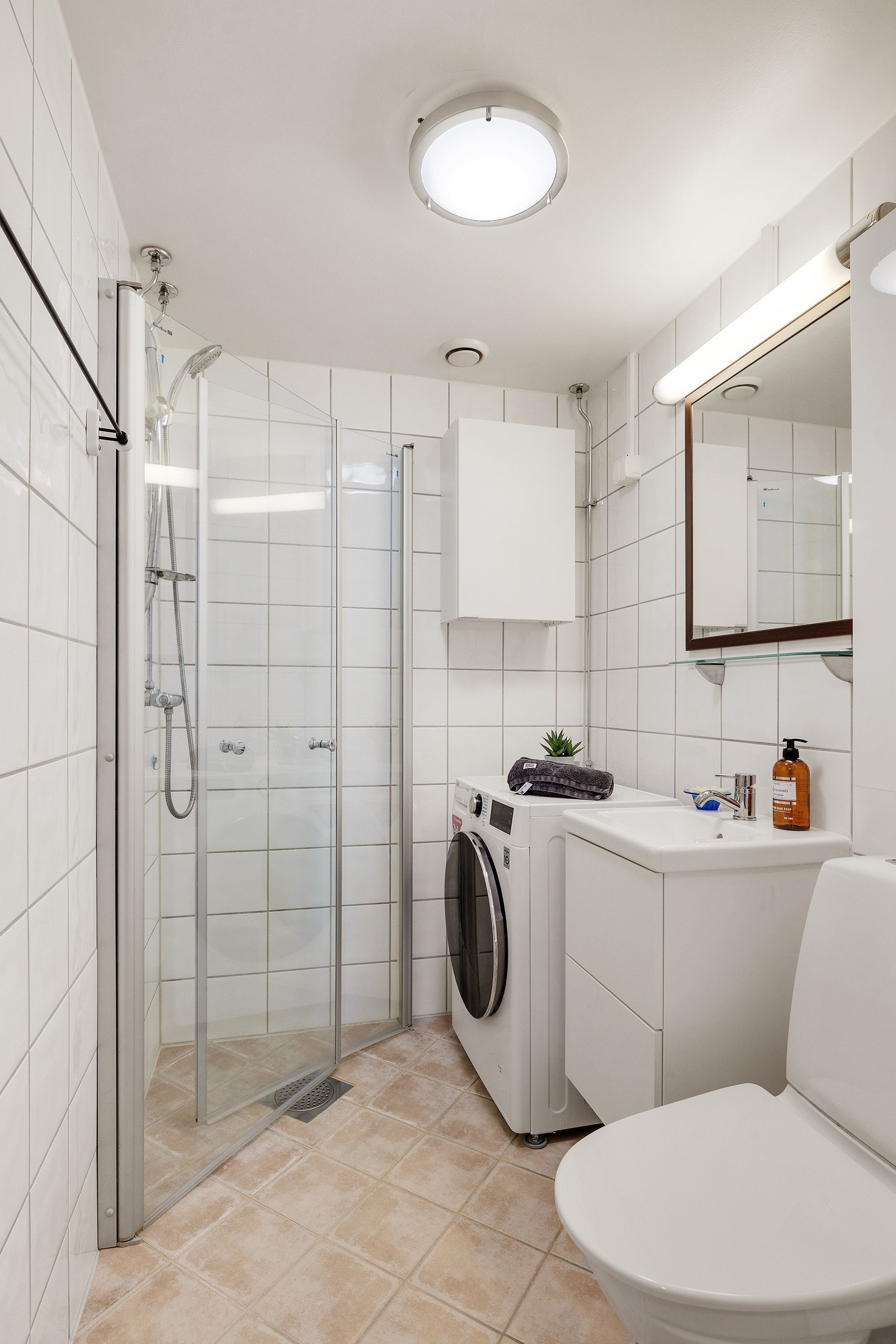 Badet er også fra 2010 og har elektriske varmekabler i gulv. Galleribilde