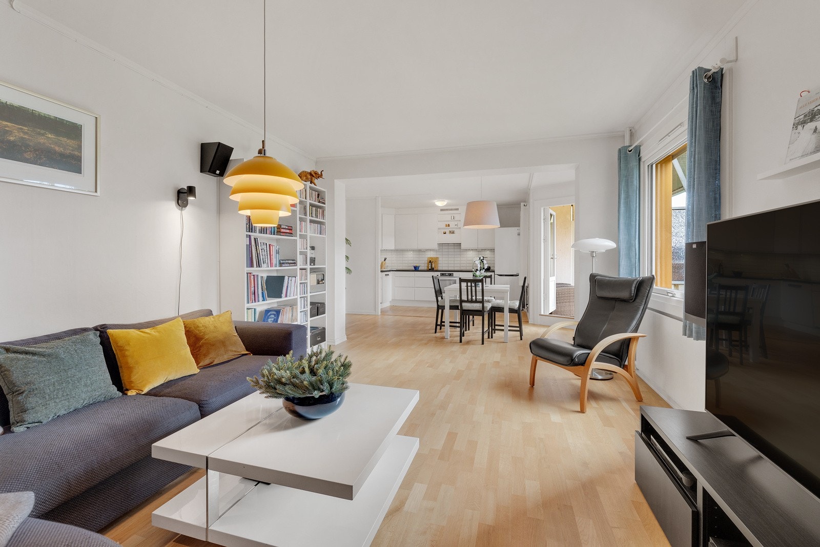 Det er en åpen stue/kjøkken løsning i leiligheten. Galleribilde