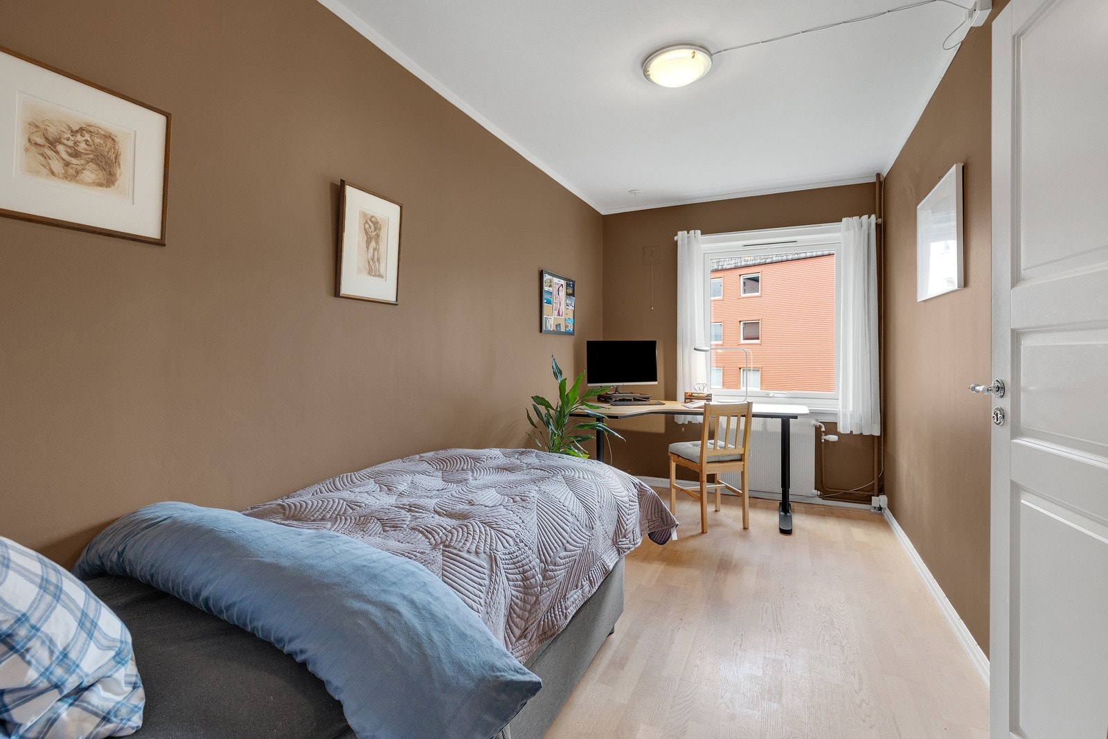 Soverom || ble malt av nåværende eier og passer utmerket som kombinert soverom og kontor. Galleribilde