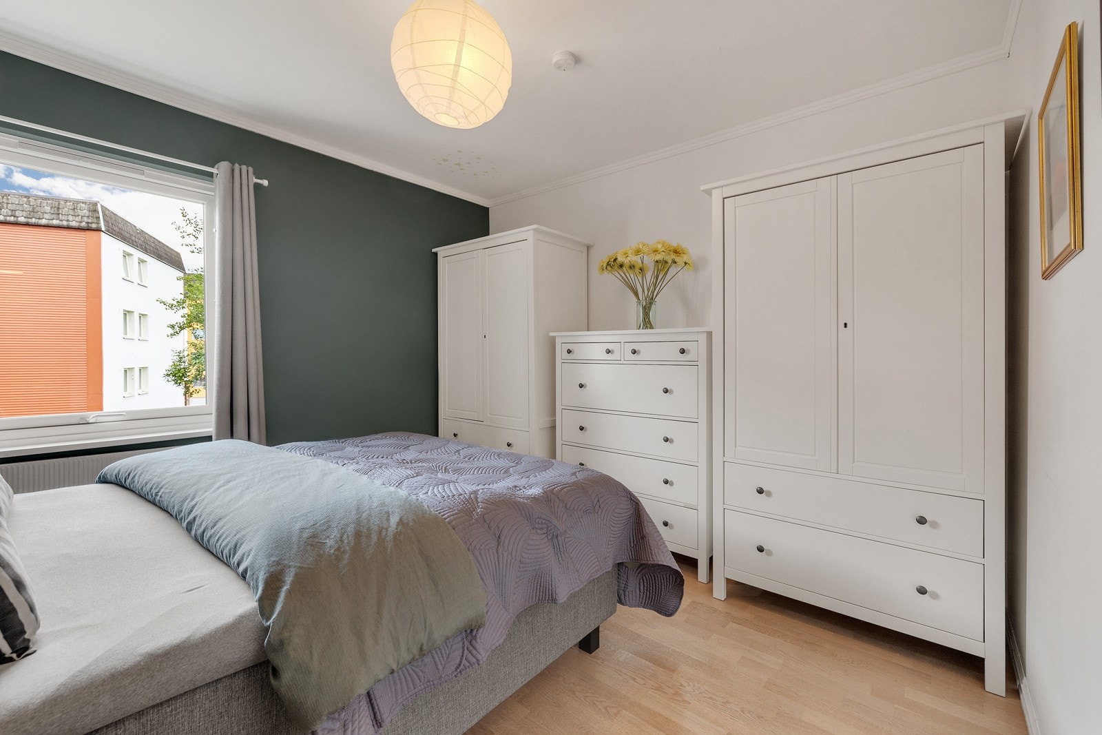 Soverommet kan innredes med dobbeltseng, nattbord og garderobeskap. Galleribilde