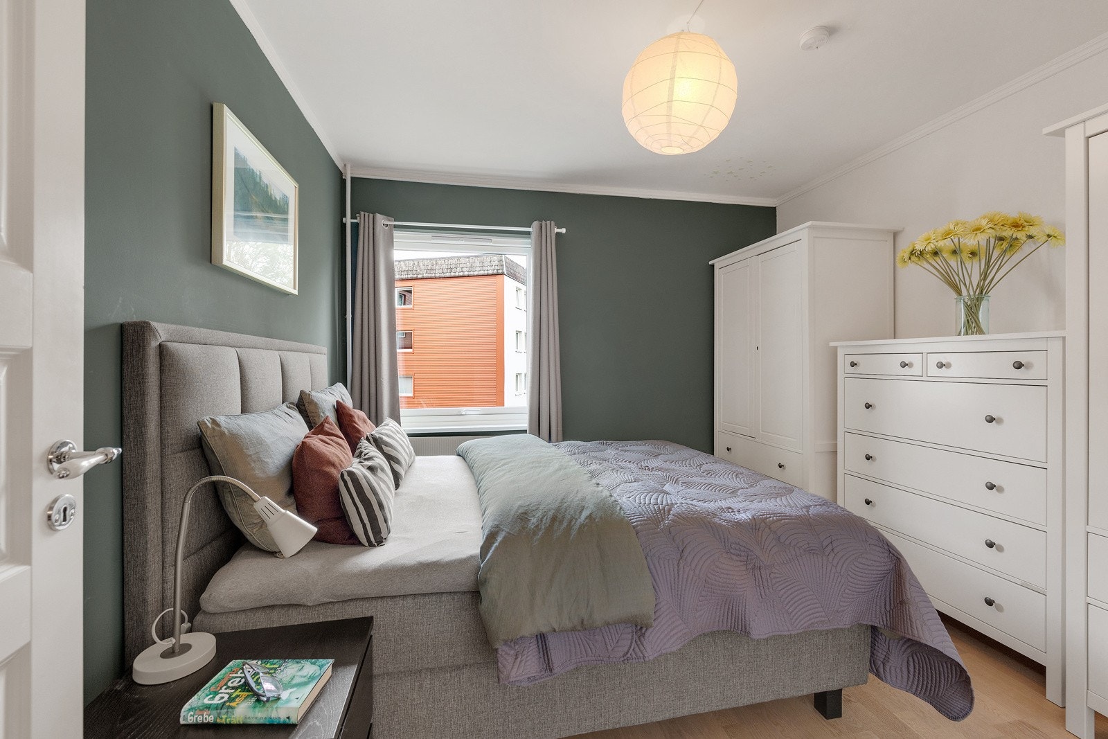 Rommet er kledd i en nydelig grønnfarge. Galleribilde