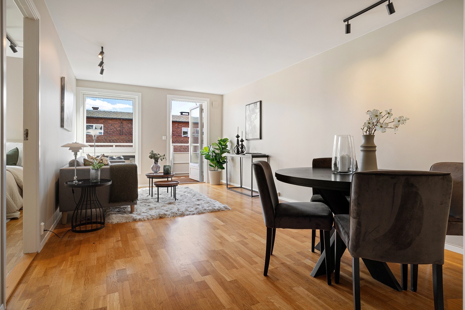 Stue med god plass til spisebord Galleribilde