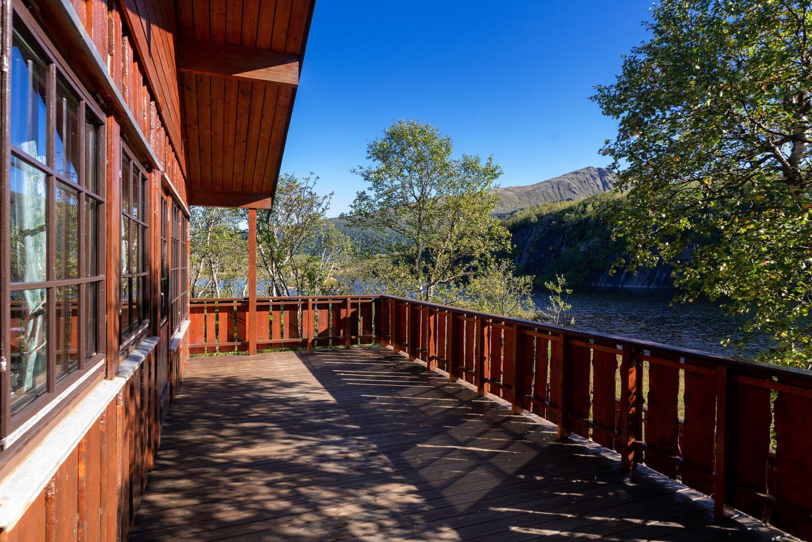 Terrasse har godt med plass for div. utemøbler, grill ol. Galleribilde