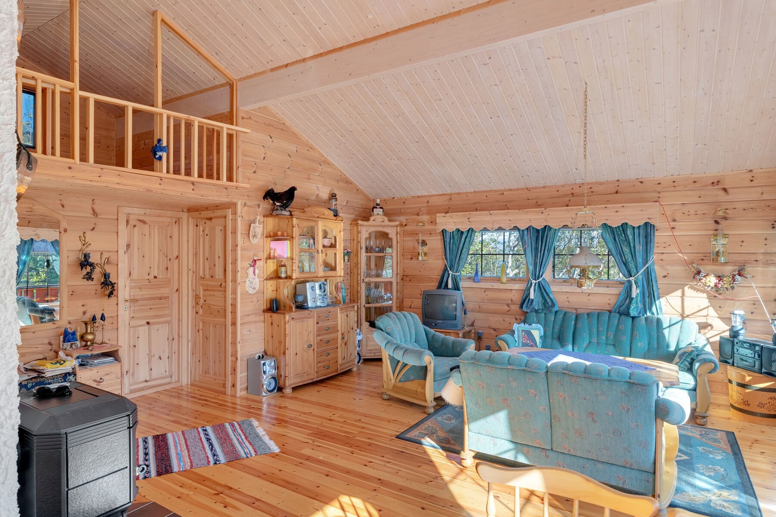 Hytta er oppvarmet med vedovn Galleribilde