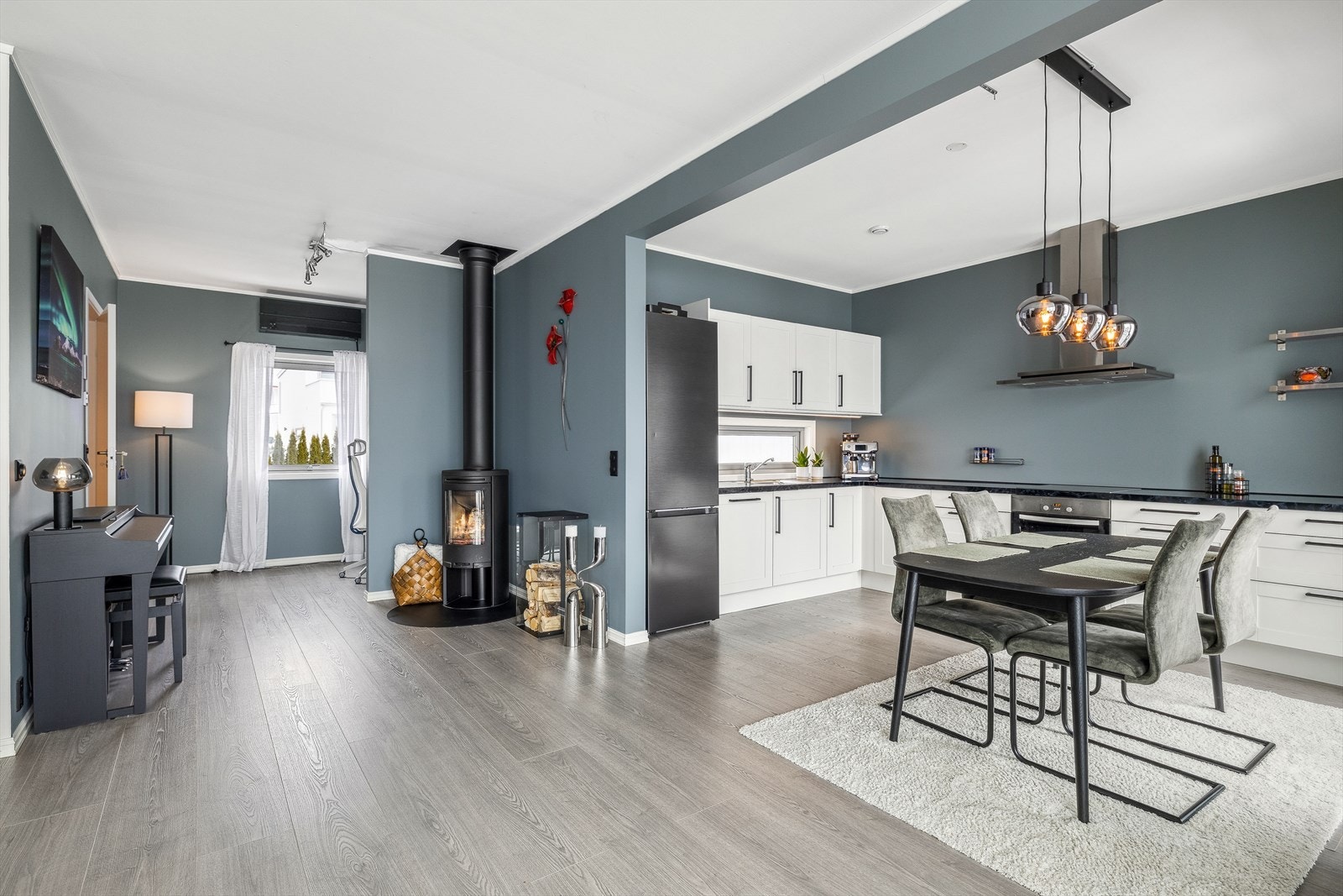 Det er åpen løsning mellom stue og kjøkken Galleribilde