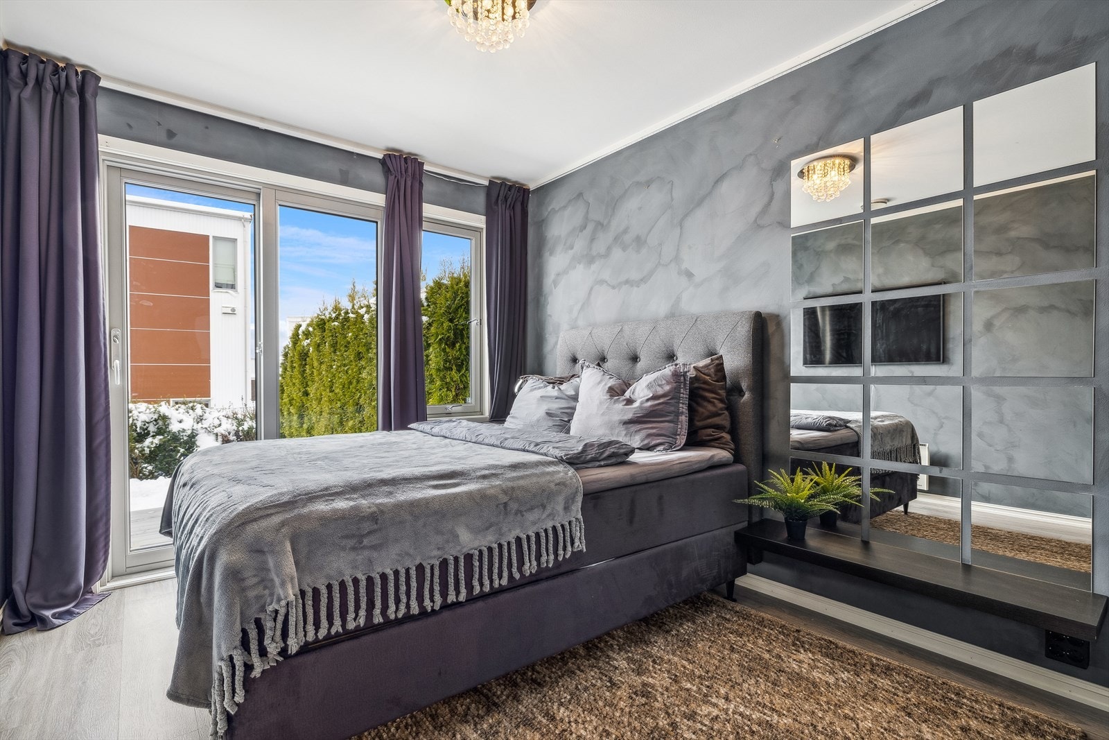 Fra soverom I er det utgang til terrasseplatting og hage Galleribilde