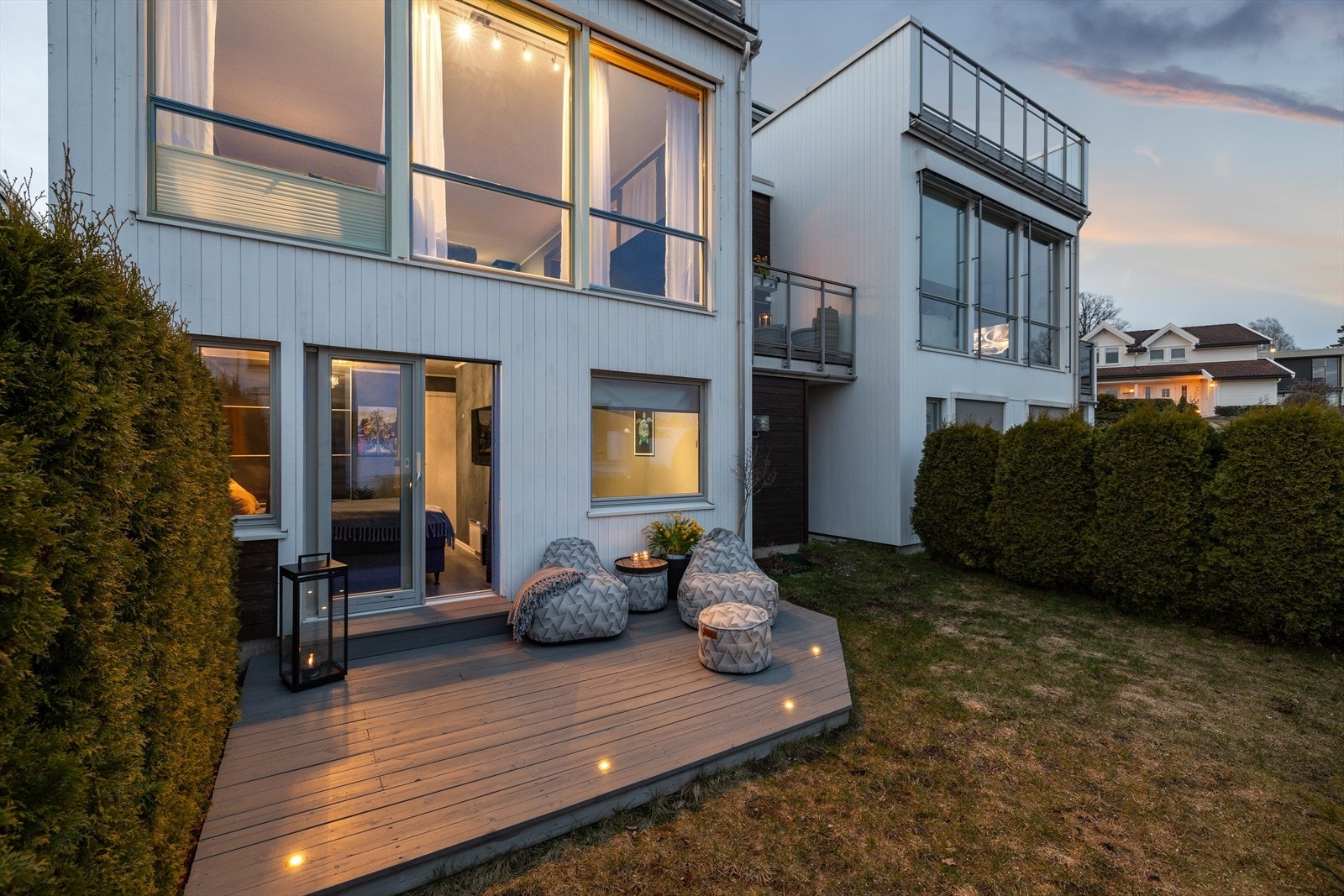 Lunt uteområde innrammet av hekkbeplantning Galleribilde