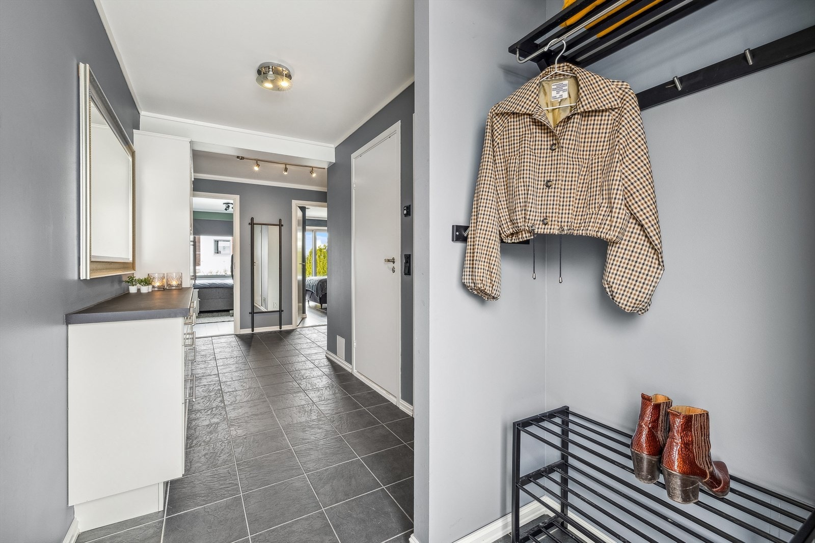 I tillegg til entré/gang består 1. etg. av 3 soverom, bad, bod og trapp opp til 2. etg. Galleribilde