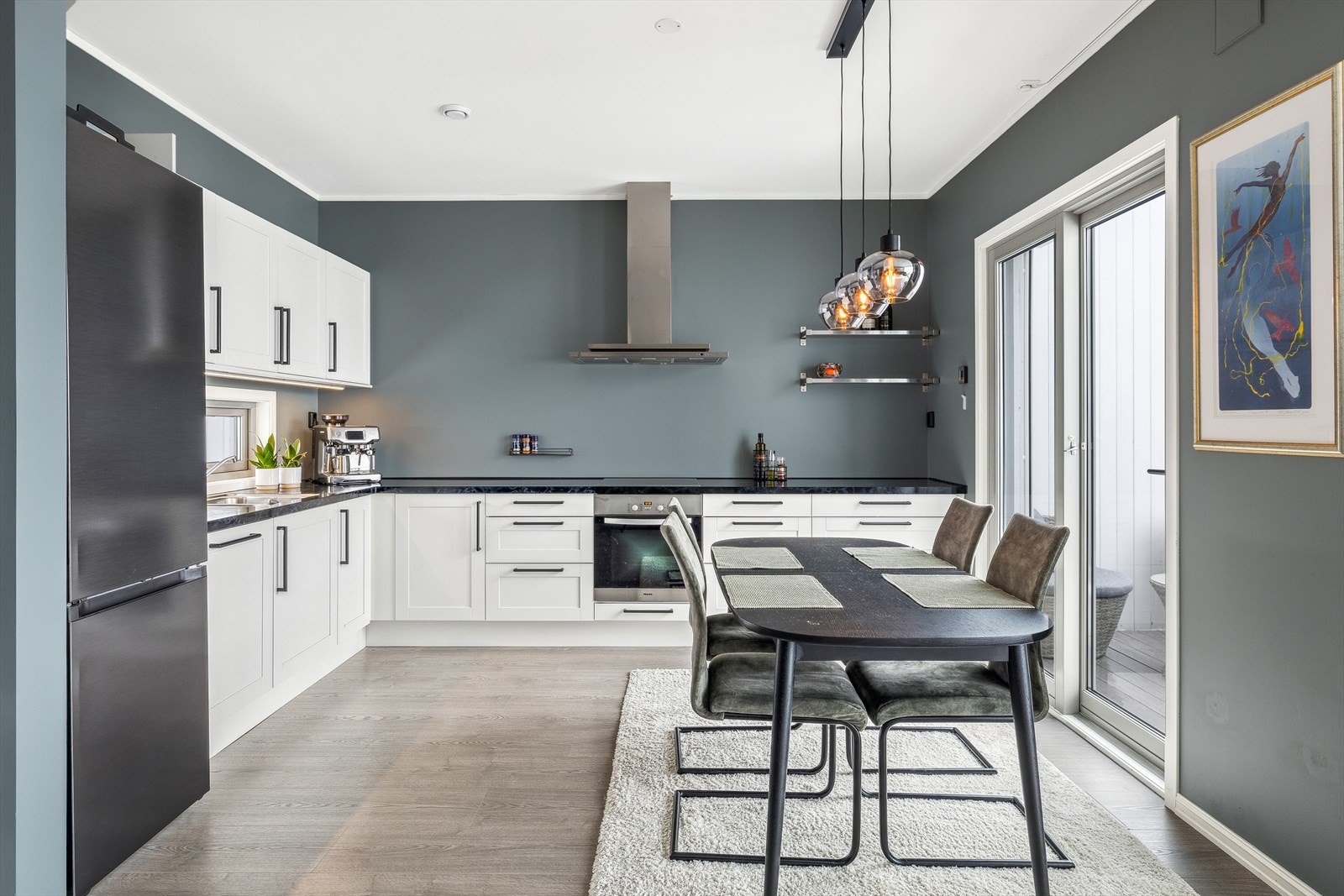 Det er nisje for frittstående kjøle-/fryseskap, øvrige hvitevarer er integrerte Galleribilde