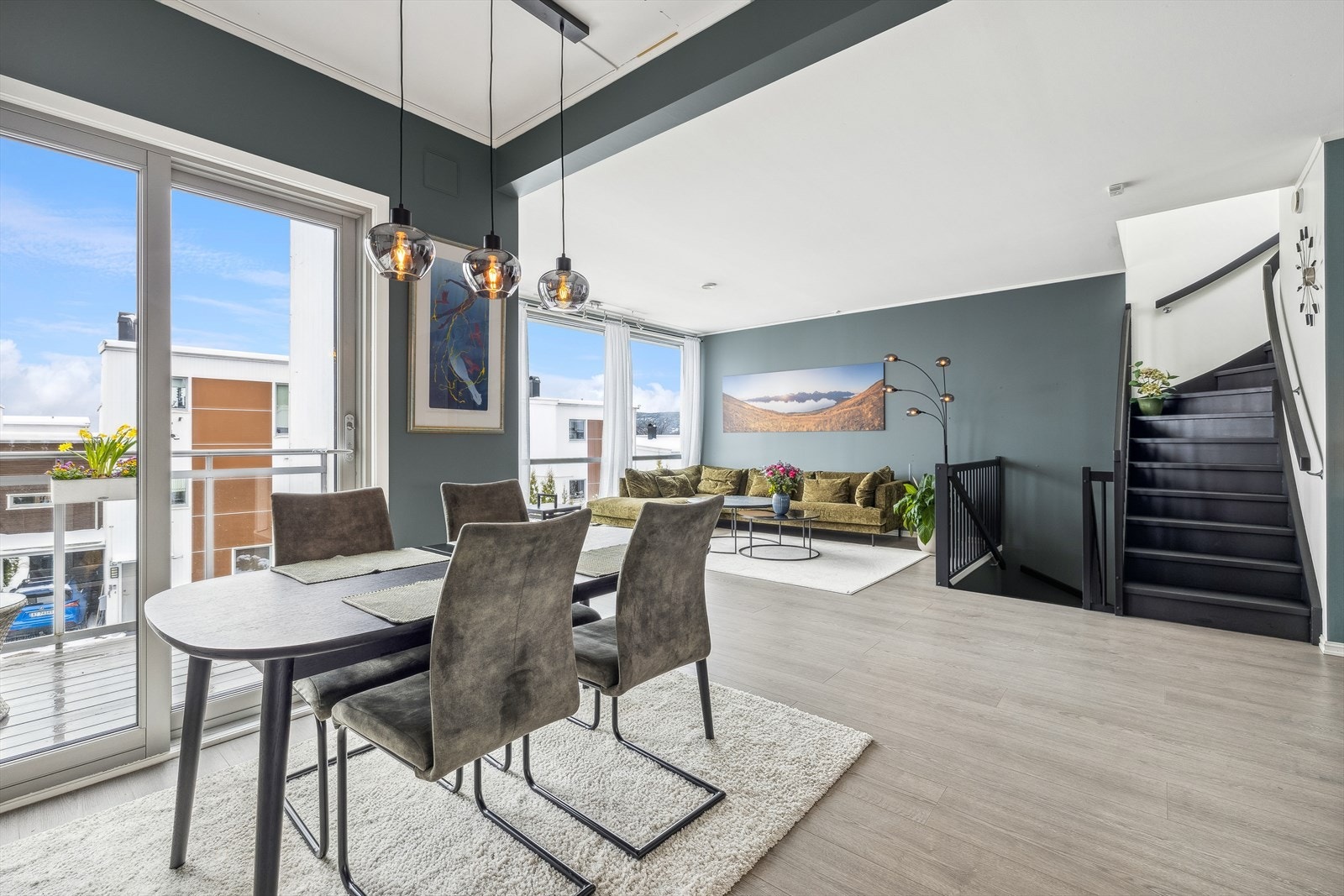 Fra stuen er det utgang til solrik balkong Galleribilde