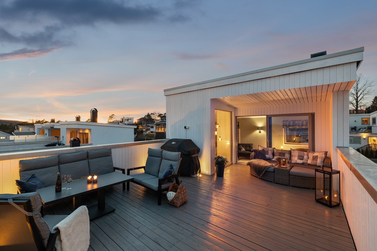 Solrik takterrasse med nydelig utsikt over fjorden og nærliggende områder Galleribilde