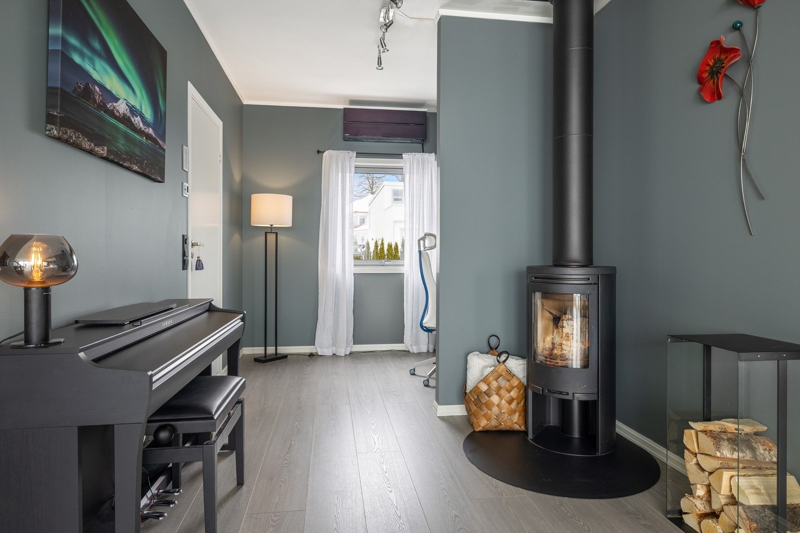 Det lekre ildstedet med stålpipe gir ekstra varme og kos på kalde dager Galleribilde