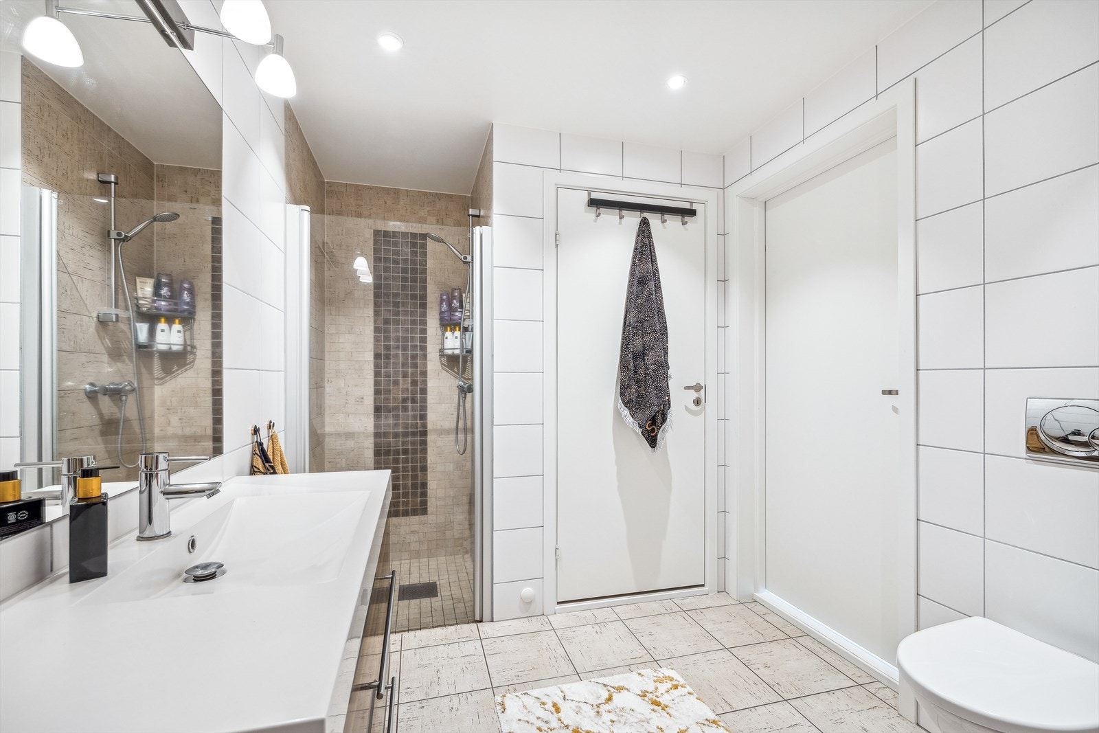 Baderom i 2. etg. er utstyrt med dusjnisje, vegghengt wc, servantinnredning og speil med lys Galleribilde