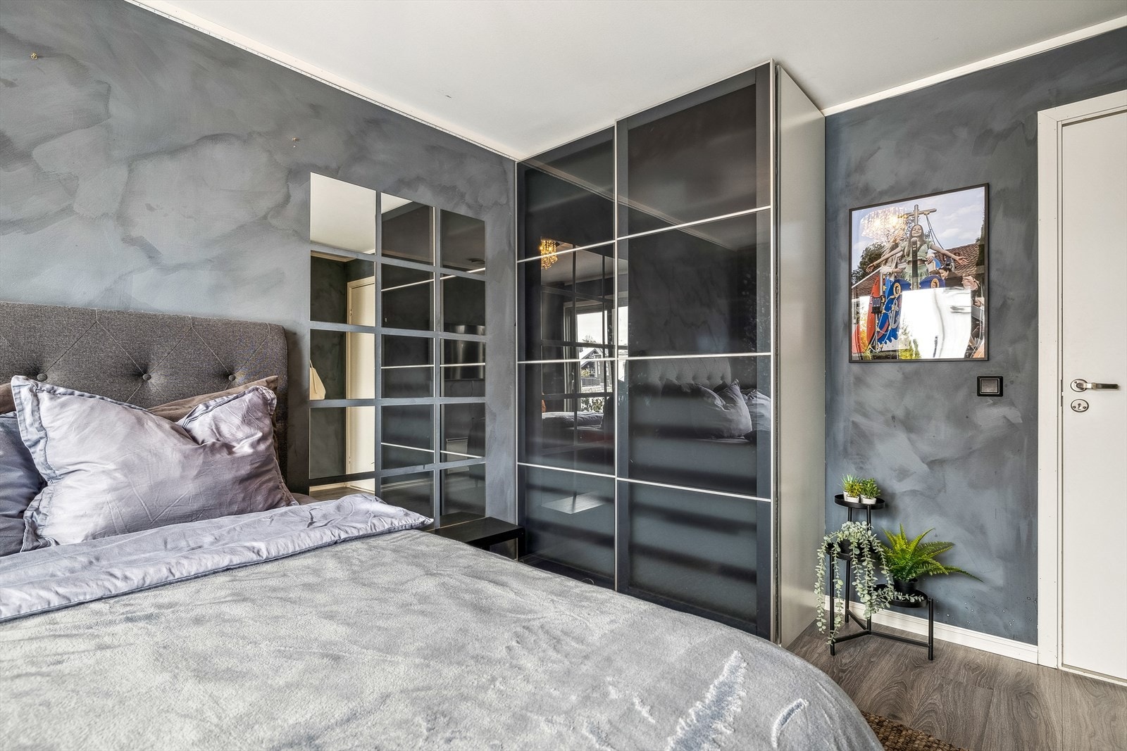 Soverom I har god plass til dobbeltseng og garderobeskap Galleribilde