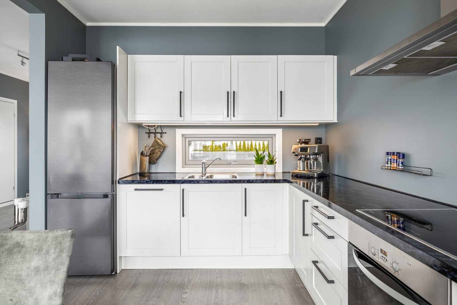 Kjøkkeninnredning med profilerte fronter og laminert benkeplate Galleribilde