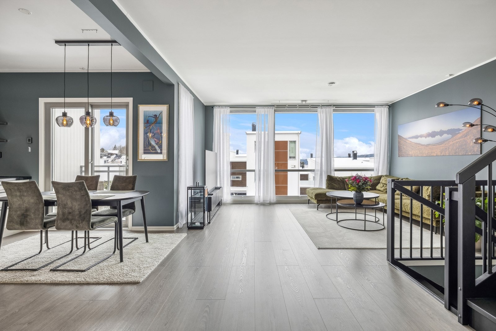 Stuen, som ligger i 2. etg., er gjennomgående, lys og romslig Galleribilde