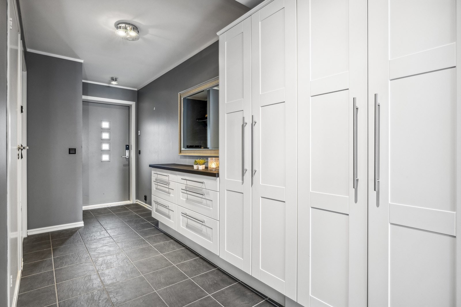 Entré med stor garderobeløsning og god plass til oppbevaring av yttertøy og sko Galleribilde