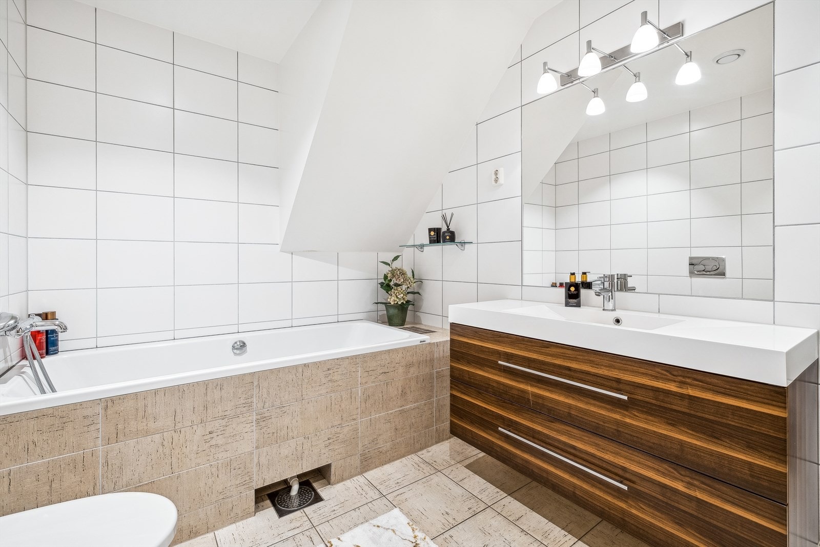 Videre er det innmurt badekar med hånddusj Galleribilde