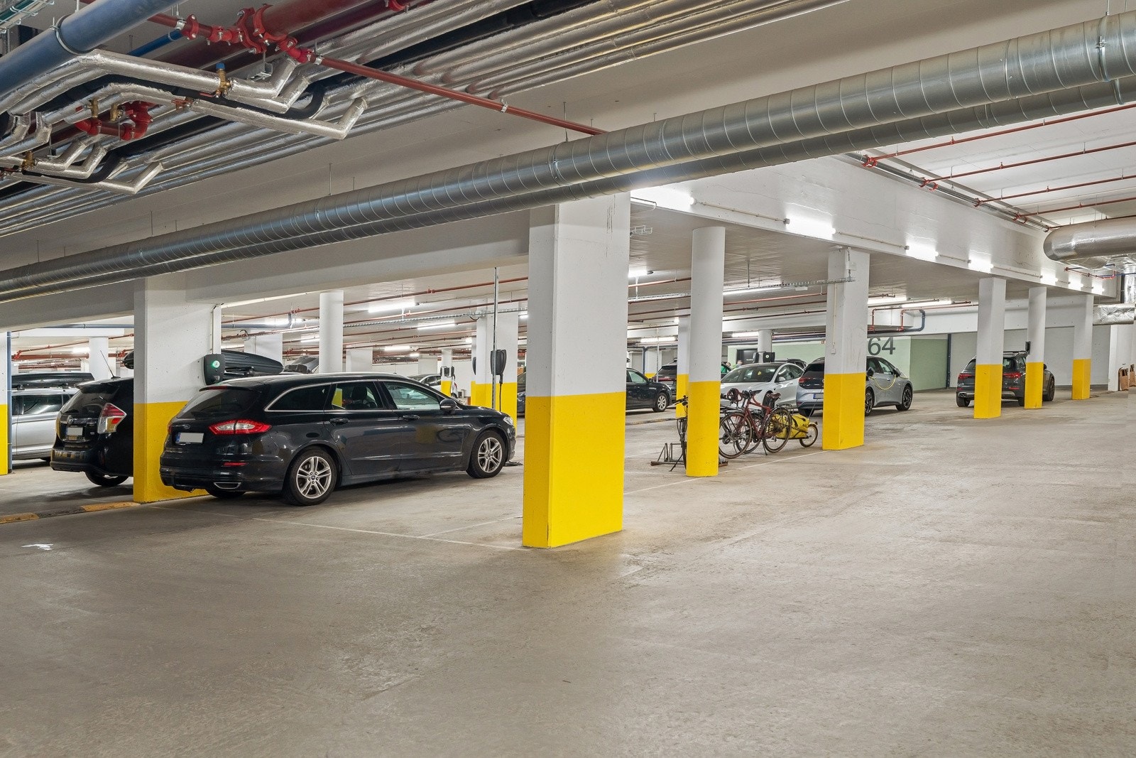 Garasjeanlegg hvor det er antatt mulighet for kjøp eller leie av parkeringsplass. Konferer med megler for ytterligere informasjon. Galleribilde