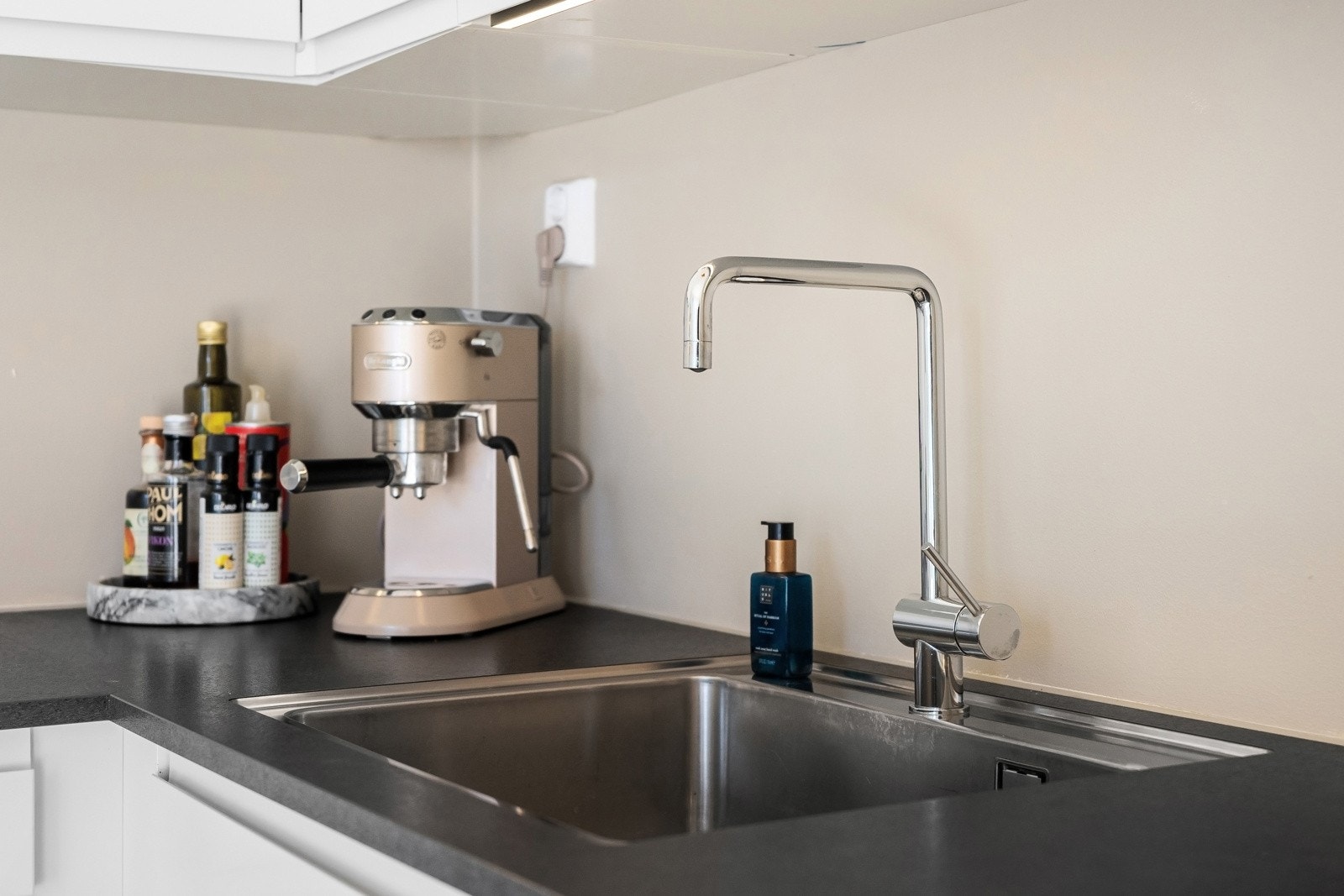 Nedfelt oppvaskkum og ventilator over kokesone (tilkoblet ventilasjonsanlegget). Galleribilde