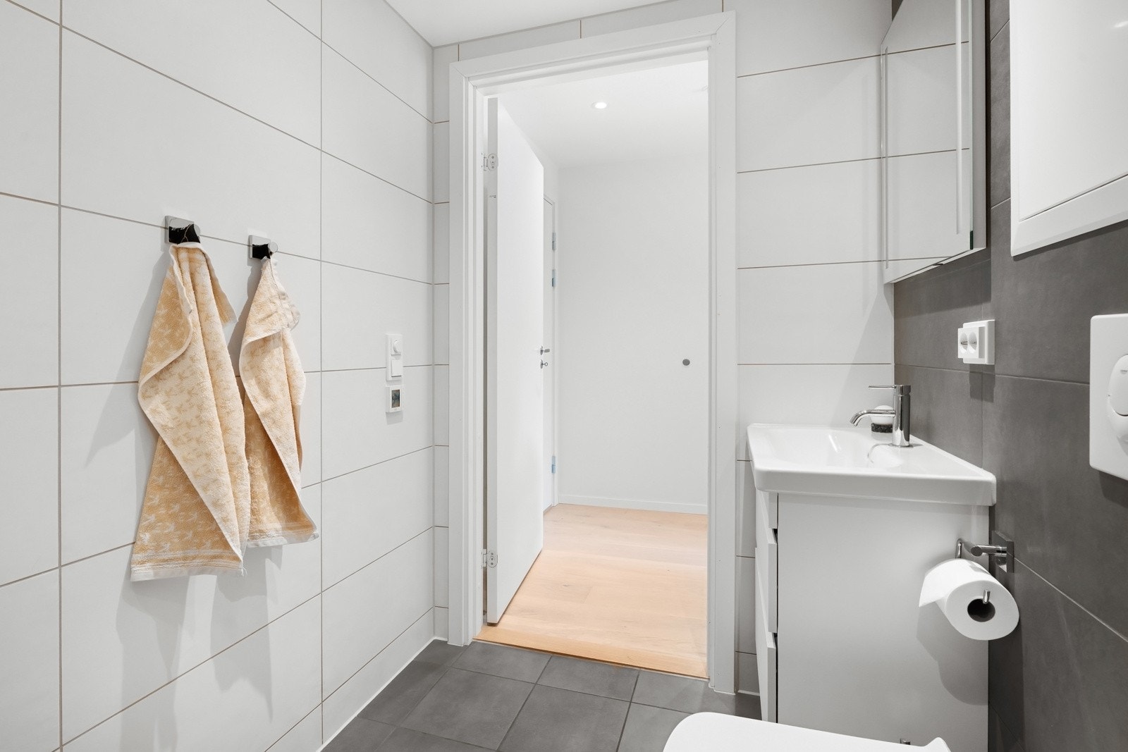Varme i gulv, downlights i himling og opplegg for vaskemaskin. Galleribilde