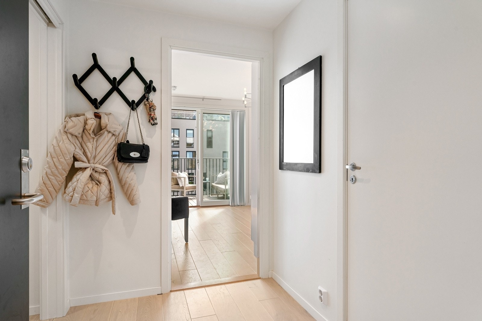 Innbydende og hyggelig entré med plass til ytterklær og sko. Galleribilde