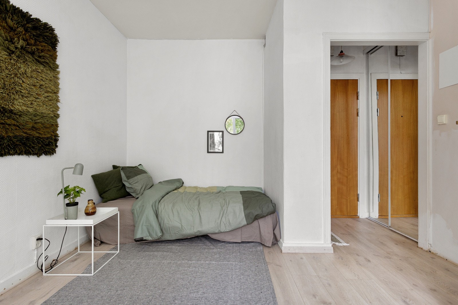 Innerst i stuen er det en nisje med plass til seng eller sovesofa. Flere tilsvarende leiligheter har utnyttet den gode takhøyden ved å bygge en praktisk sovehems her Galleribilde