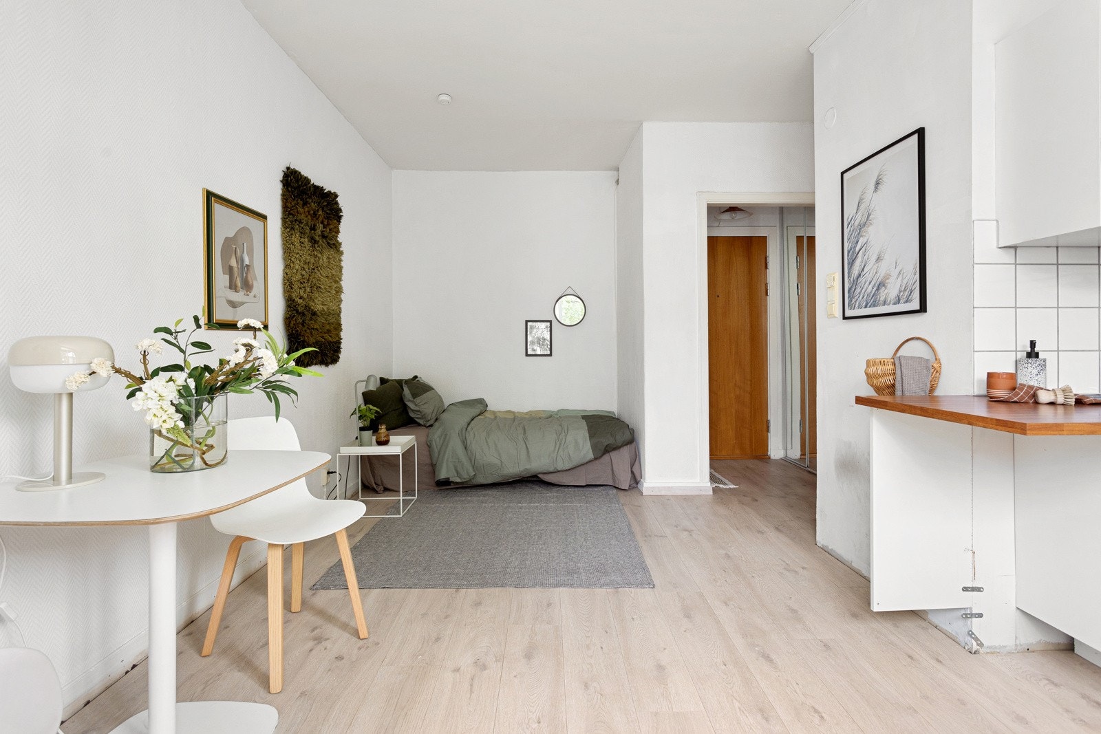 Leiligheten holdes god og lun på vinterstid med fjernvarme til radiator. Galleribilde