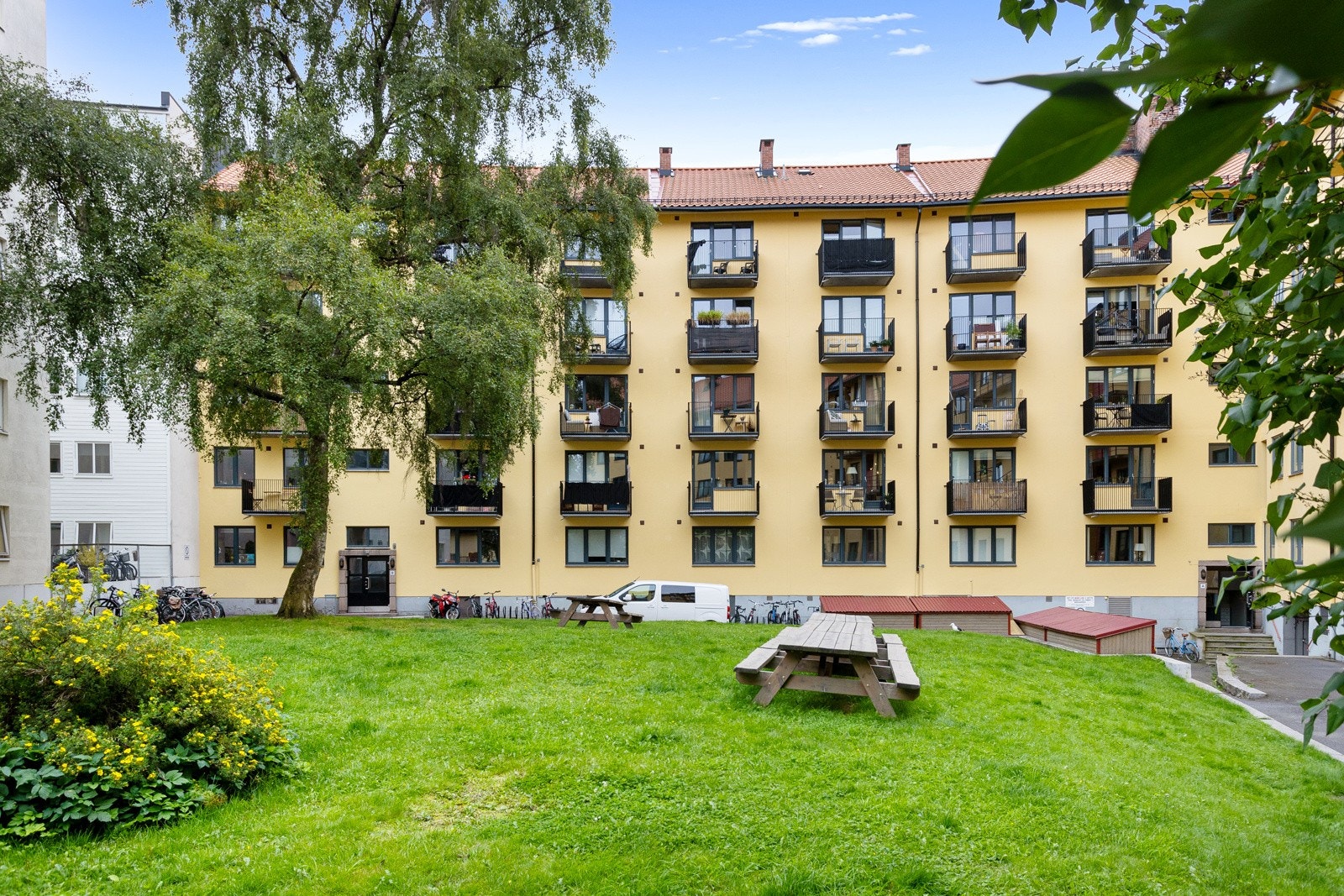Borettslaget har en hyggelig og lukket bakgård med beplantning, grøntareal og flere felles sittegrupper. Asfalterte gangveier. Galleribilde