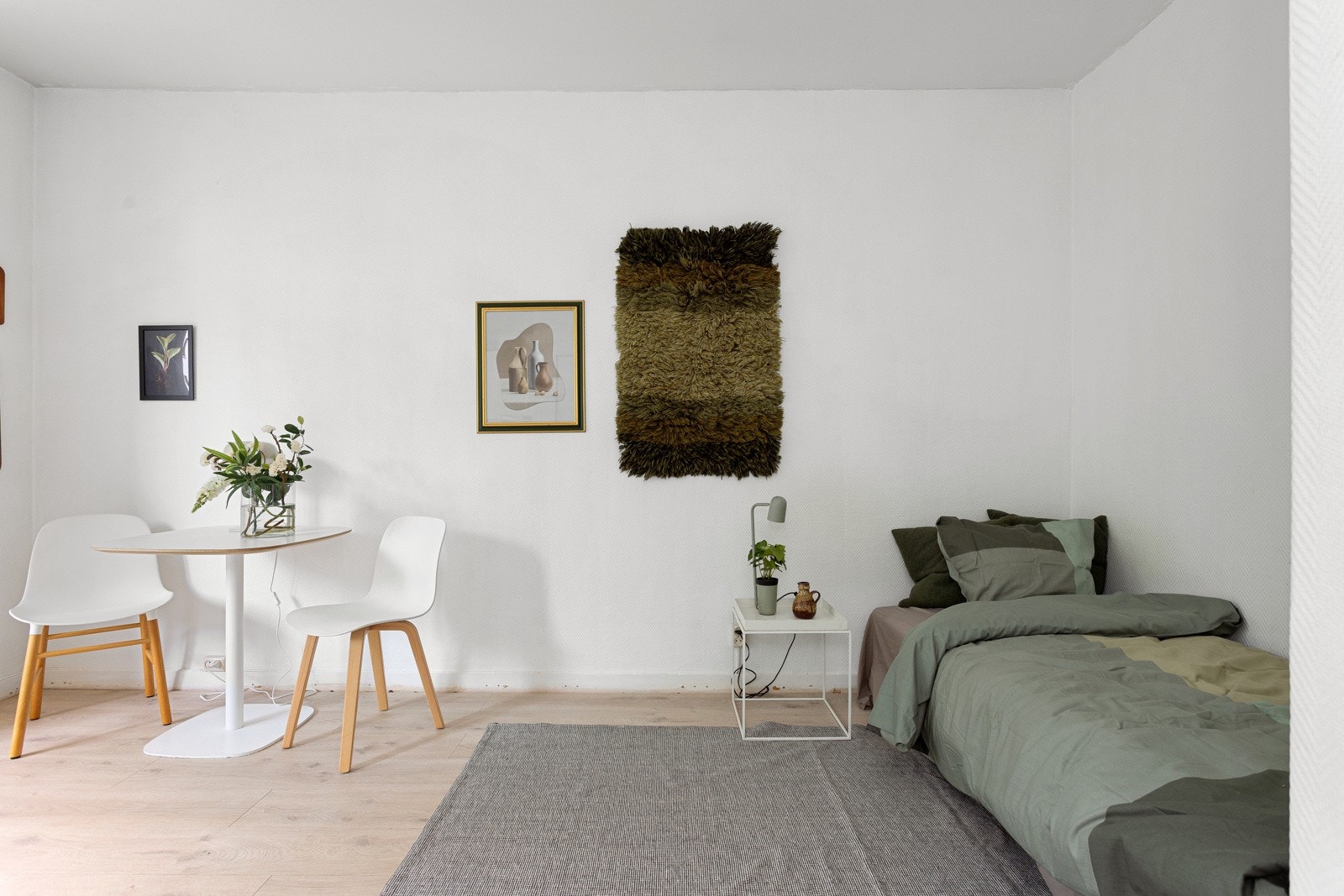 Det er nyere og moderne enstavs laminat på gulv, men det mangler gulvlister. Galleribilde