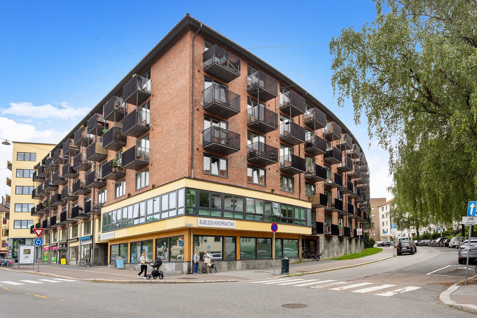 Bussen stopper rett utenfor døren og tar deg raskt opp til Nydalen og BI. Galleribilde