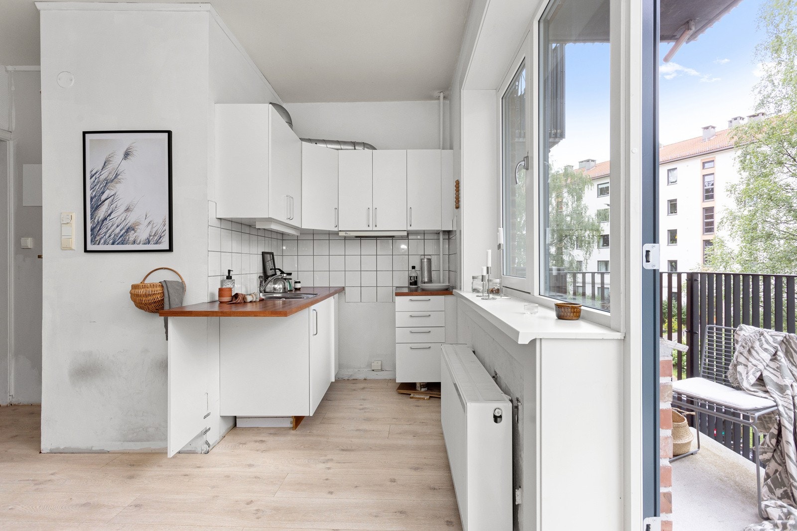 Kjøkkenet ligger i en fin delvis åpen løsning med stuen, adskilt og samtidig åpen og sosialt. Galleribilde