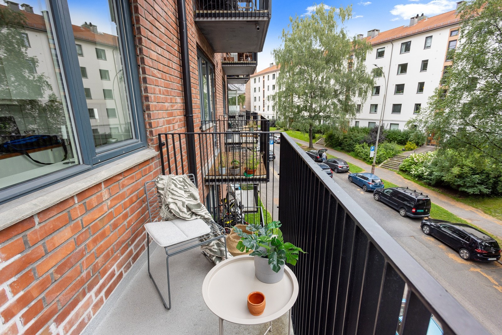 Balkongen er overbygget, har betonggulv og plass til koselig sittegruppe. Galleribilde