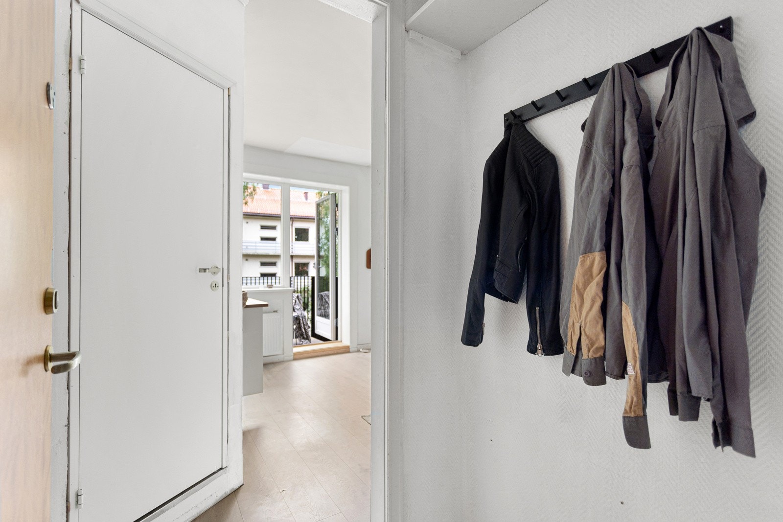 På andre siden er det en praktisk nisje med plass til sko, oppheng av yttertøy og ytterligere oppbevaring på hylle. Galleribilde